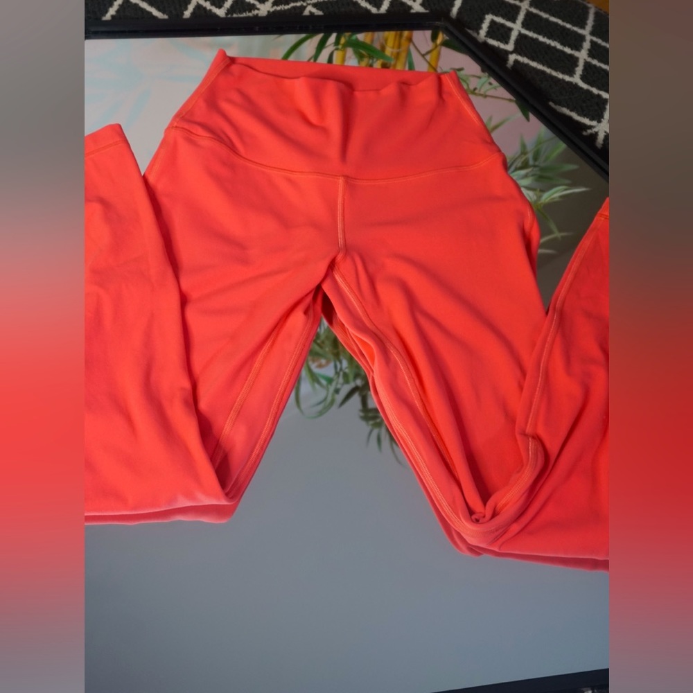 LULULEMON LEGGINS SIZE 4 (PRE OWNED)